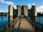 Bodiam Castle and Bridge, East Sussex, England.jpg
