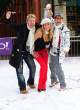 yahoo_snowball_fight_21_wenn2223180.jpg