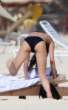 tduid300003_DemiMooreinBikiniPaparazzataaiCaraibi14febbraio2011_0003_Fotovip.jpg