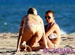 rita_rusic_con_unamica_sulla_spiaggia_di_sabaudia_ffbc.jpg