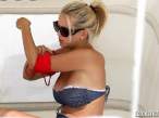 luisana-lopilato-changing-clothes-on-miami-beach-06-580x435.jpg
