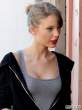 taylor-swift-shows-off-legs-in-tiny-black-shorts-07-435x580.jpg