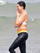 Anne-Hathaway-in-a-Bikini-Top-and-Yoga-Pants-in-Hawaii-04-435x580.jpg