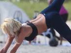 Victoria-Silvstedt-Enjoys-Yoga-On-The-Beach-in-Miami-03-580x435.jpg