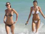 julia-pereira-and-olga-kent-bikini-together-on-the-beach-in-miami-07-580x435.jpg