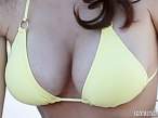 Tamara-Ecclestone-Lemon-Drops-in-a-Yellow-Bikini-in-St-Tropez-08-580x435.jpg