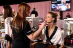Behati_Prinsloo_Backstage_Victoria_Secret_vcuUoHwcW3Kx.jpg