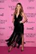 Behati_Prinsloo_Arrivals_Victoria_Secret_Fashion_9DcekFydaHTx.jpg