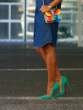04-street style-denim-dress-valentino-1973-bag-colorful-green-suede-so kate-christian louboutin-con dos tacones-c2t.JPG